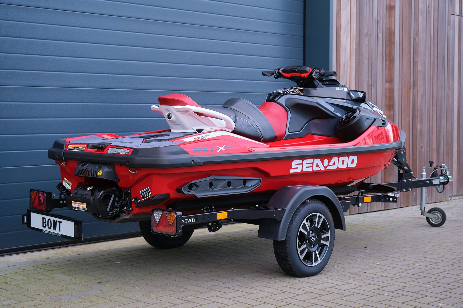 Sea-Doo RXT-X RS 325, waterscooter van modeljaar 2024 in de kleurstelling Fiery Red