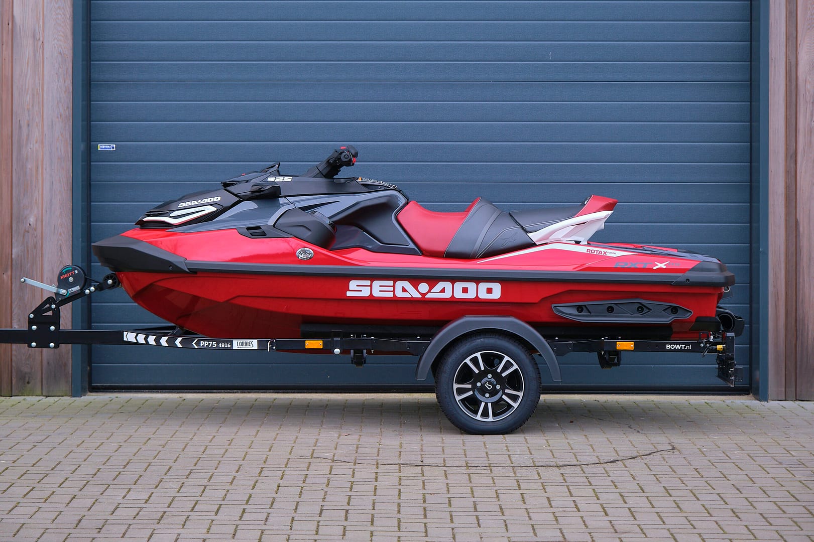 Sea-Doo RXT-X RS 325, waterscooter van modeljaar 2024 in de kleurstelling Fiery Red