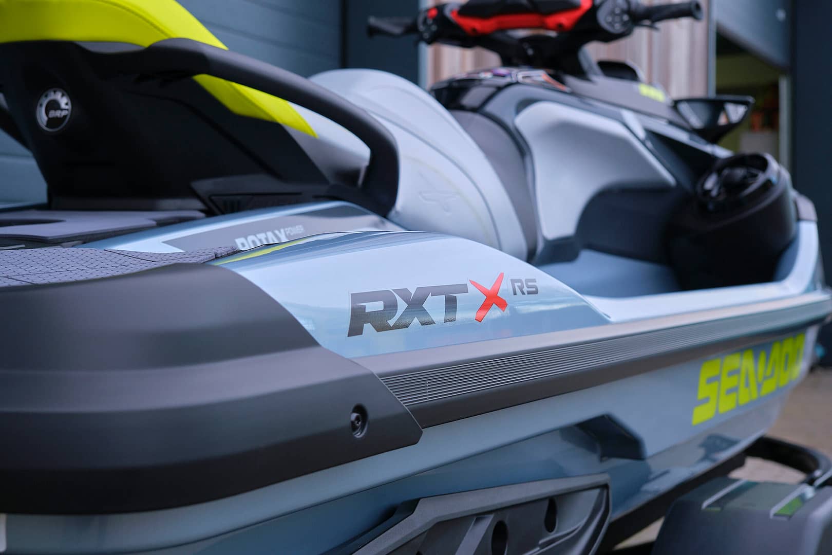Sea-Doo RXT-X RS 325 waterscooter, modeljaar 2024 in de kleurstelling Ice Metal/Manta Green