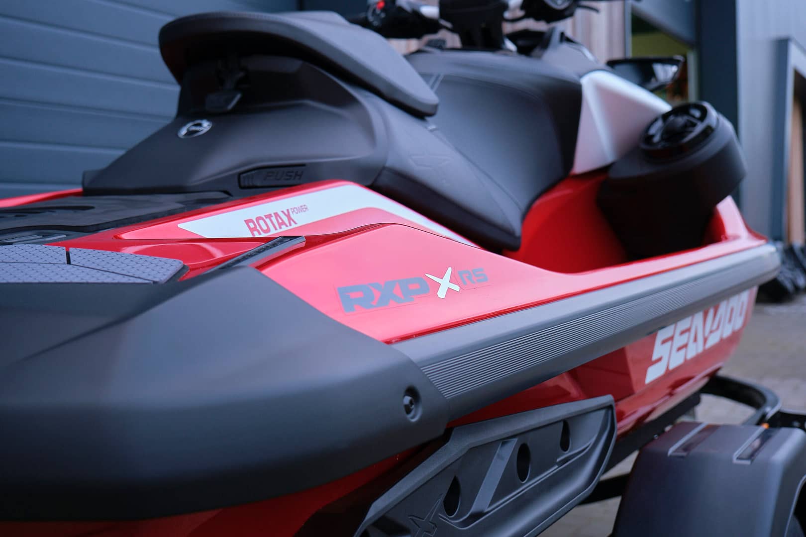 Sea-Doo RXP-X RS 325 waterscooter, modeljaar 2024 in kleurstelling Fiery Red