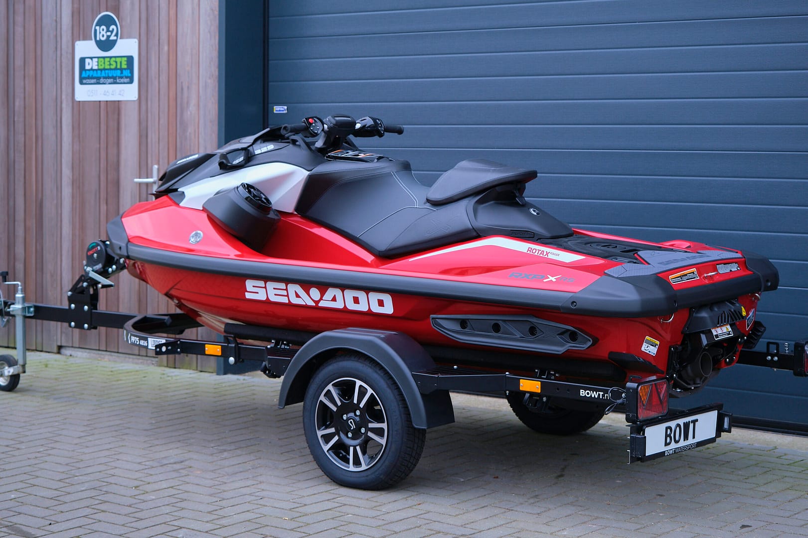 Sea-Doo RXP-X RS 325 waterscooter, modeljaar 2024 in kleurstelling Fiery Red
