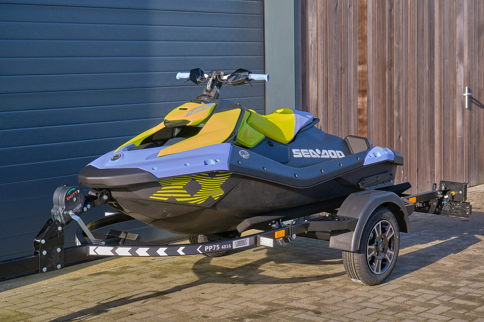 Sea-Doo Spark 1up Trixx 90 in de kleurstelling Vapor Blue met Neon Yellow, modeljaar 2024