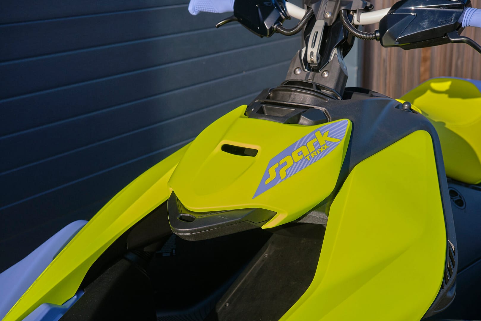 Sea-Doo Spark 1up Trixx 90 in de kleurstelling Vapor Blue met Neon Yellow, modeljaar 2024