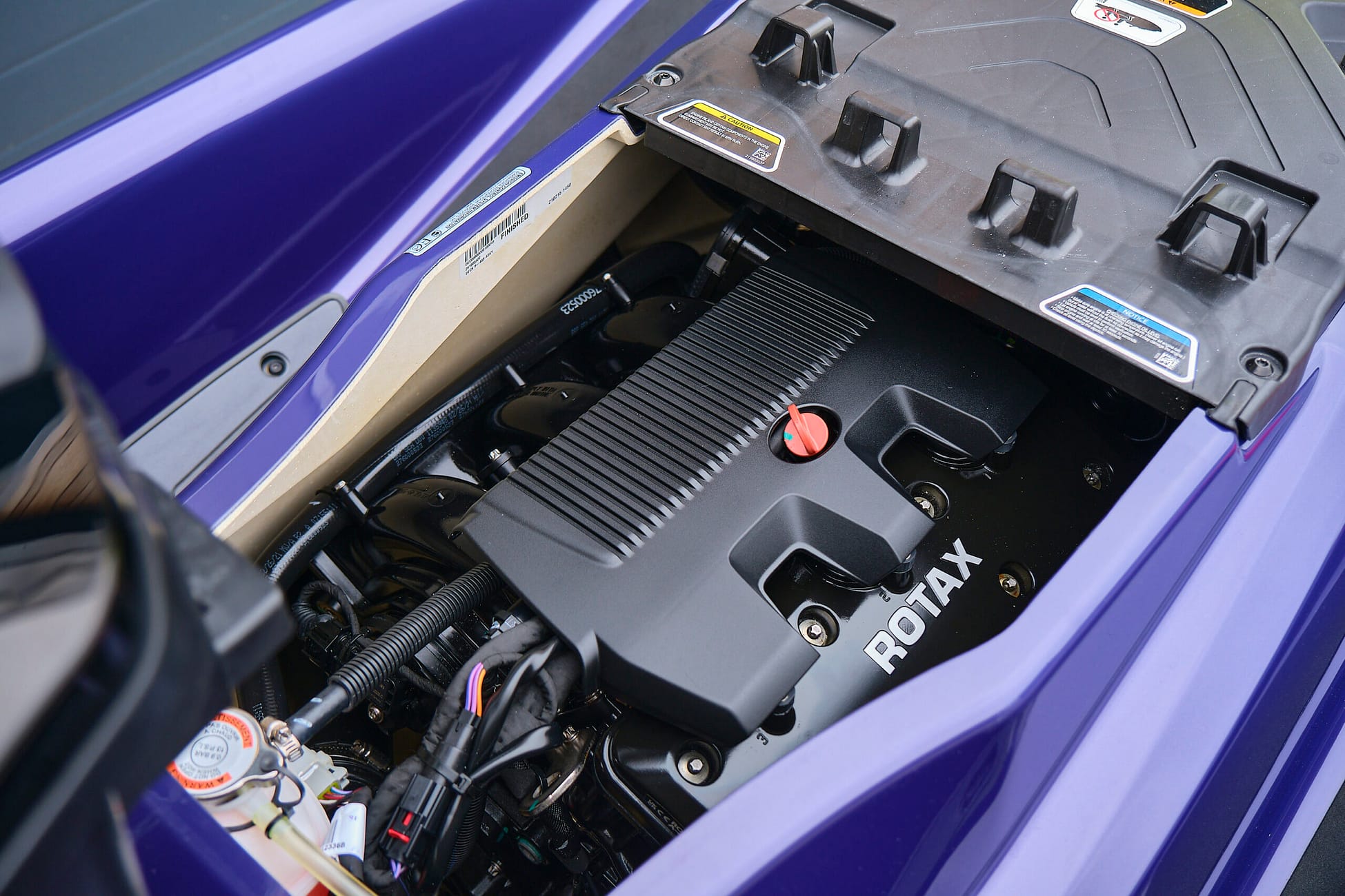 Sea-Doo RXP-X RS 300 van 2021 met 34 vaaruren. Met de optie BRP Premium Audio in de kleurstelling Midnight Purple